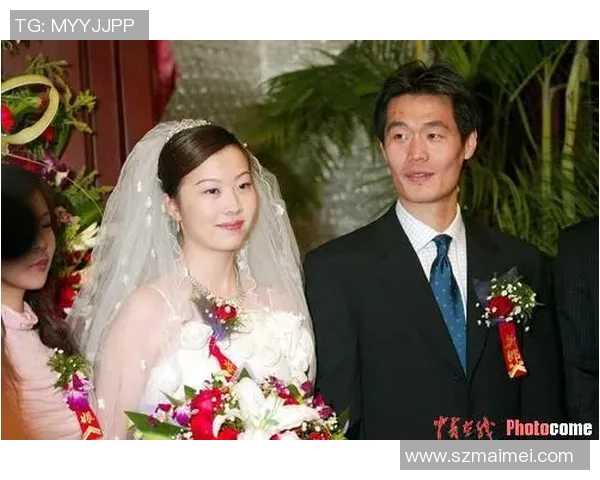 足球明星与模特妻子的甜蜜瞬间照片大赏展现他们的幸福生活与时尚魅力 足球明星与模特妻子的甜蜜瞬间照片大赏展现他们的幸福生活与时尚魅力