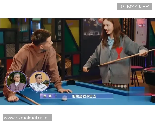 足球明星与女生的甜蜜互动瞬间揭秘引发粉丝热议与羡慕